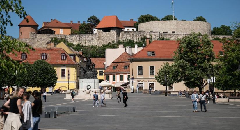 Leomlott az egri vár külső falának egy része, aminek évek óta csúszik a felújítása
