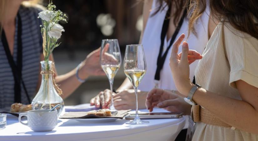 Uniós oltalom alá került az etyeki pezsgő