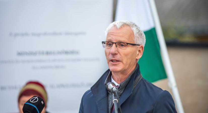 Soltész Miklós: Az oktatási intézmények fejlesztése segít a nevelés stabil alapjainak megteremtésében