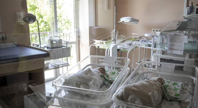 Jelentősen emelik Ukrajnában a gyermekvállalási és -nevelési támogatásokat