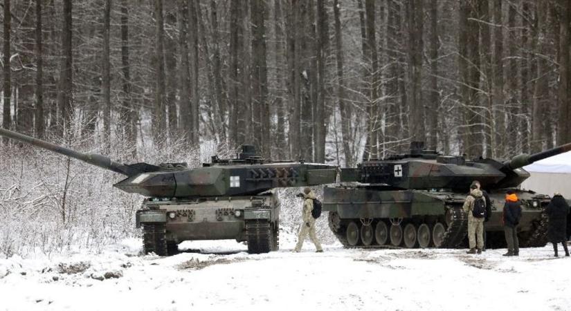 Felsorakoztak a német harckocsik az orosz határ mellett, már csak a parancsra várnak