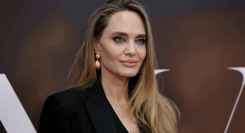 Angelina Jolie elment Ukrajnába, megpróbálták besorozni a sofőrjét