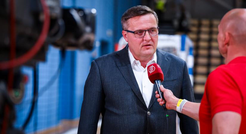 Visszatért a kegyvesztett NER-lovag, Homlok Zsolt