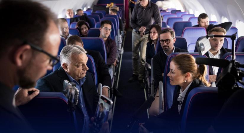 Orbán Viktor a repülőn Washington felé: nagy a tét, de mi győzelemre játszunk!