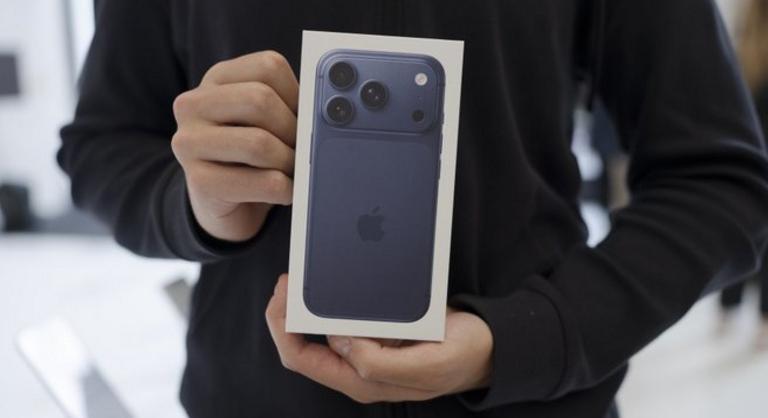 Úgy veszik az új iPhone-t, mintha ingyen lenne