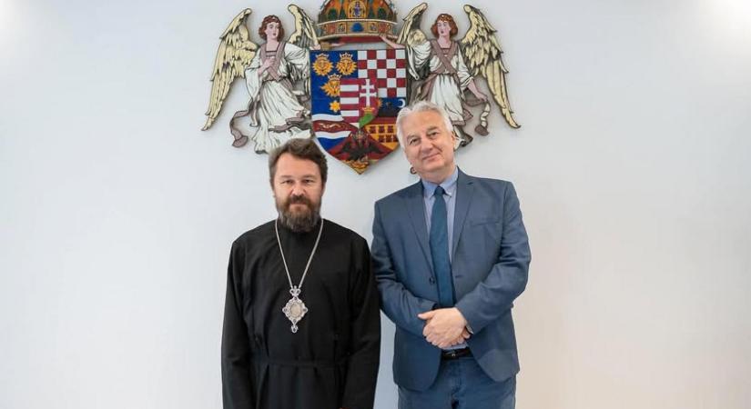 Hilarion egykori ministránsfiúja nyilvánosságra hozott egy videót, amelyen az látszik, hogy a metropolita bemászik az ágyába