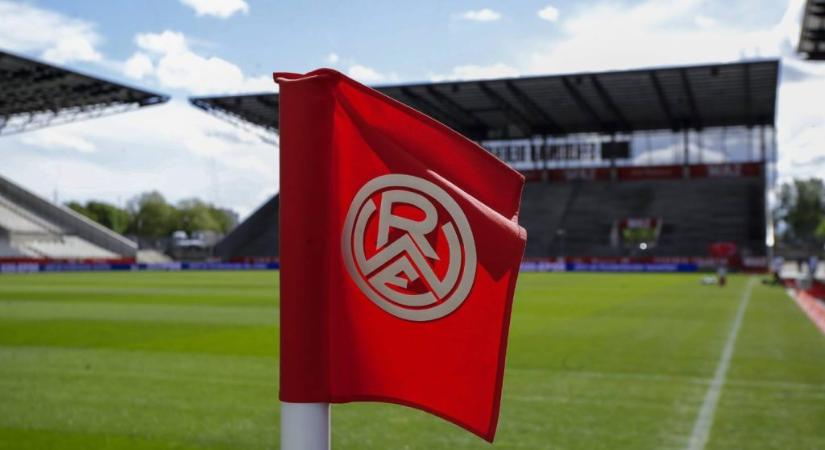 „Nők az első sorokban nem tartózkodhatnak” – szexista szórólapokat osztogattak a német bajnokságban