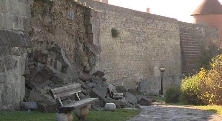 Leomlott az egri várfal egy része