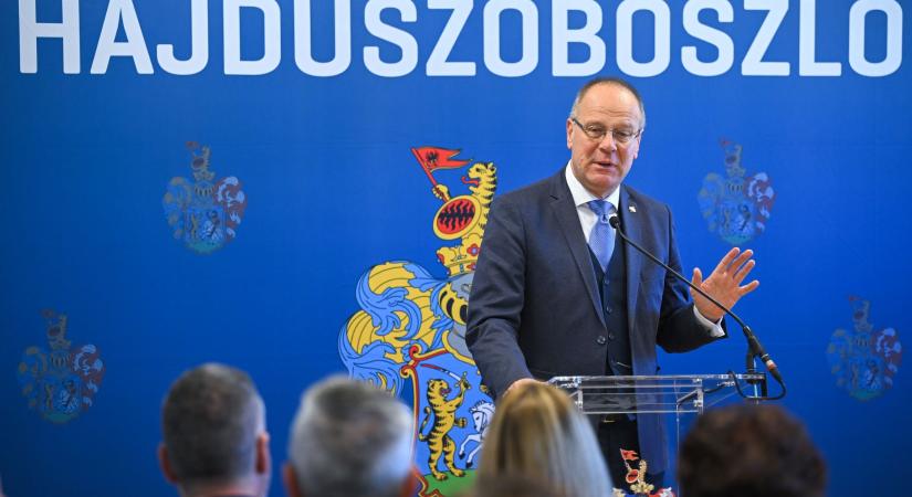 Jól sáfárkodunk a forrásokkal, nem értjük miért kötik jogállamisági és más feltételekhez a kifizetéseket – jelentette ki Navracsics Tibor