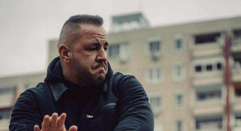 Curtis bocsánatot kér, mert januárban megvert valakit – íme a részletek és a videó