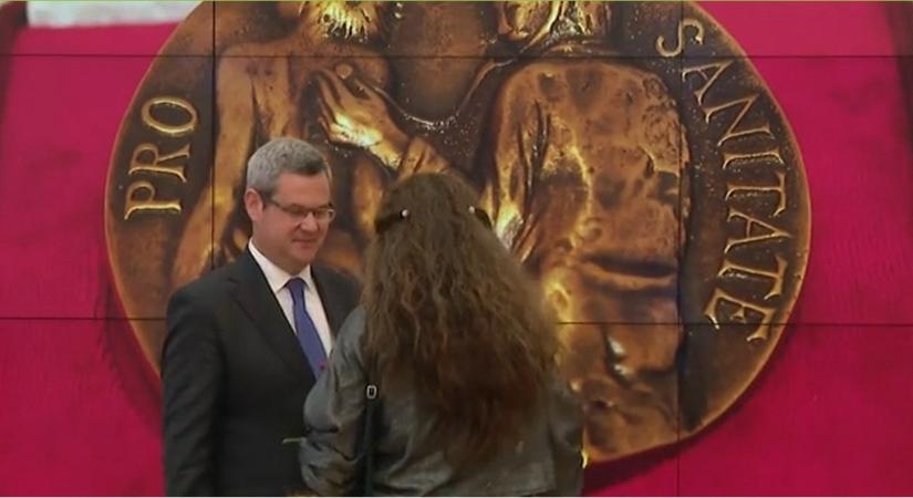 Hőgyes Endre és Pro Sanitate díjakat adott át Takács Péter