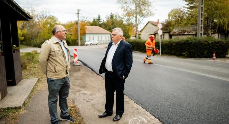 Közel egy kilométeres útfelújítás Tarnamérán 