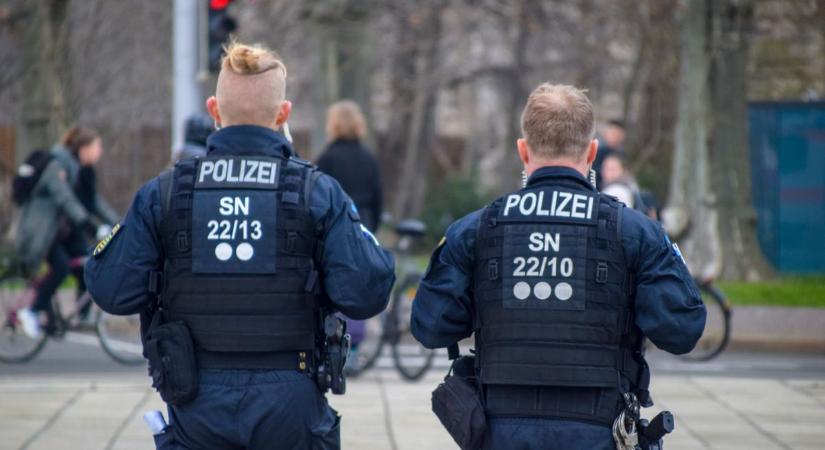 Döbbenet: Emberi vérrel írt horogkeresztek lepték el az utcákat