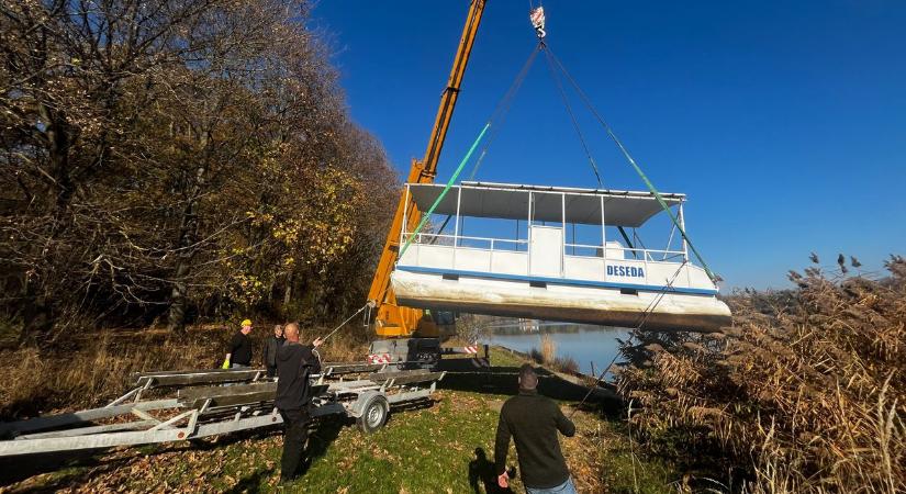 Daruval kellett kiemelni a hajót a tóról, elbúcsúzott az utasoktól