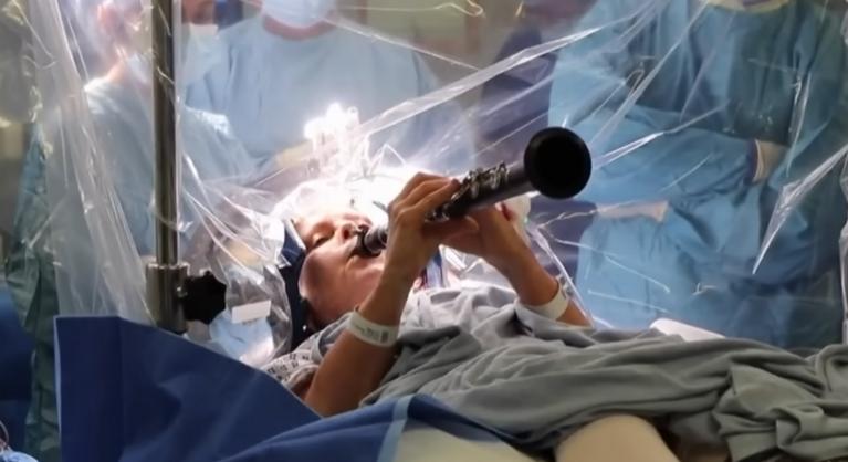 Az orvosok is csodájára járnak a nőnek, aki műtétje közben klarinétozott