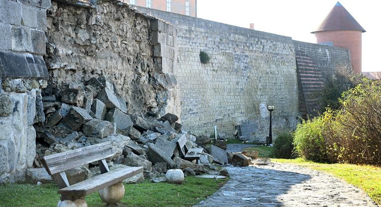 Leomlott az egri vár falának egy része csütörtök hajnalban