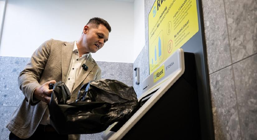 Budapesten már működik az automata, amire mindenki várt: ömlesztve nyeli a palackokat