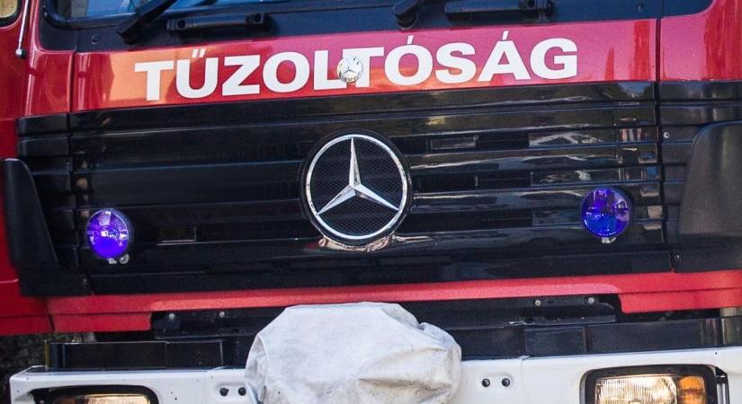 Az összehordott papír kapott lángra egy veszprémi sorházban