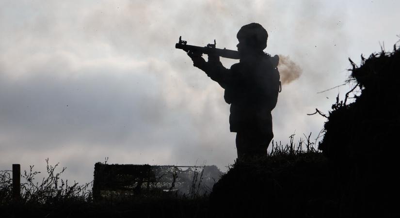 Ukrán erők csapást mértek a donyecki repülőtérre és több orosz olajlétesítményre