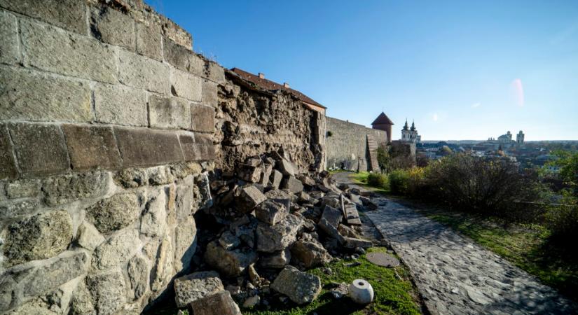 A Föld-bástya külső köpenyfalának leomlott része az egri várban