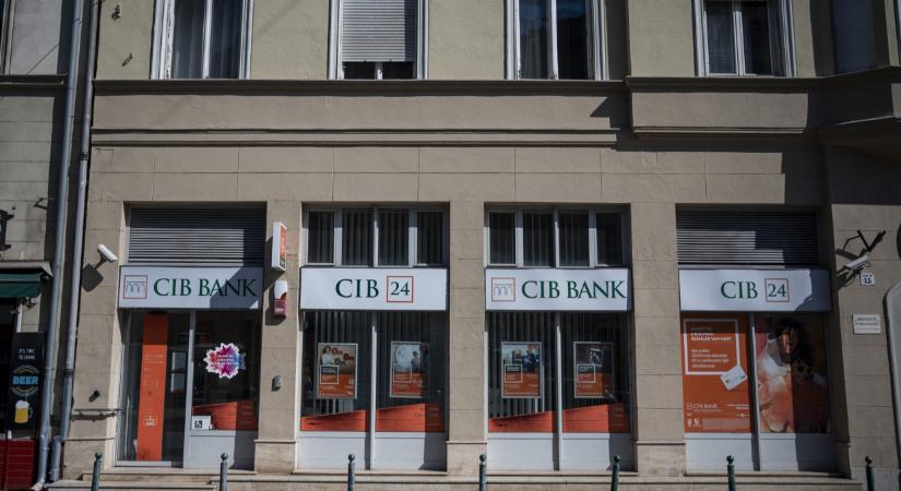 Brutális roham a hazai nagybanknál: ilyet még nemigen láttak, milliókra ácsingóznak az ügyfelek