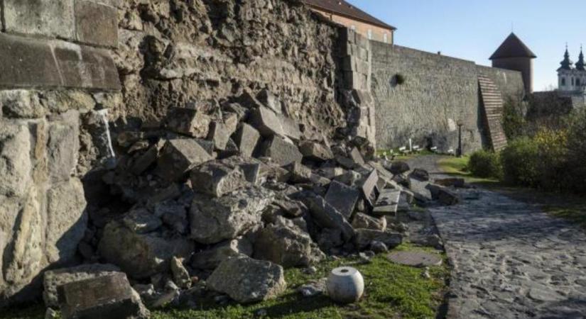 Leomlott egy fal az egyik népszerű hazai kirándulóhelyen