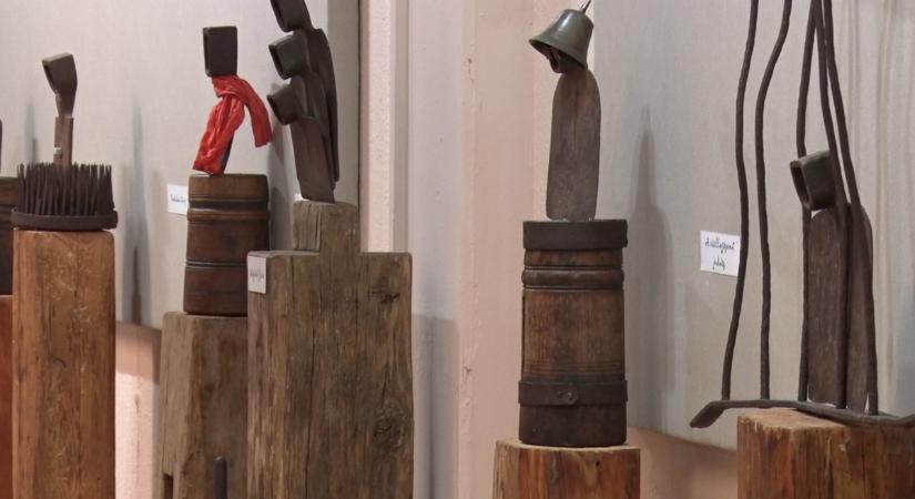 Régi tárgyak filozofikus meséi – kiállítás a Hevesi-iskolában