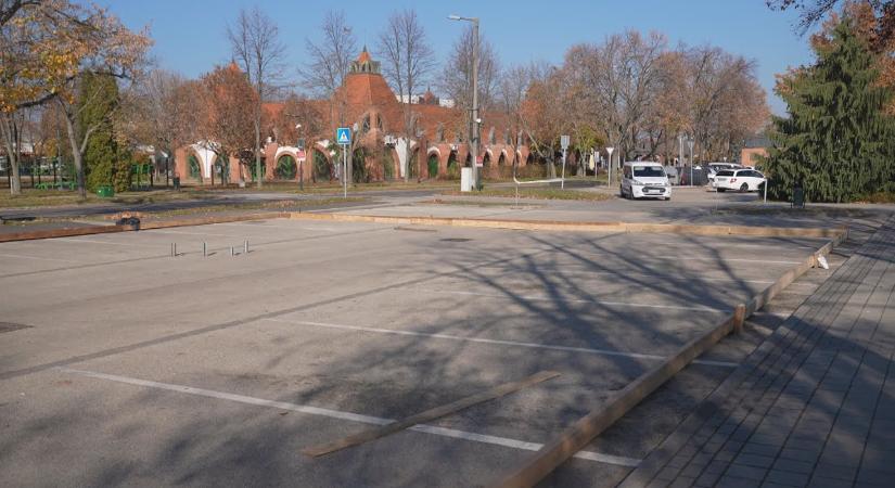 Elkezdődött a mobil jégpálya telepítése