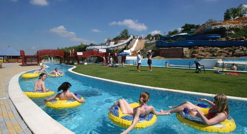 A pécsi élményfürdő: úgy úszik, mintha lenne