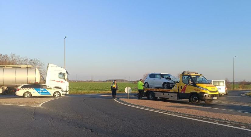 Megint ugyanaz a kereszteződés, ugyanolyan baleset: Négy autó ütközött Szombathely határában - fotók