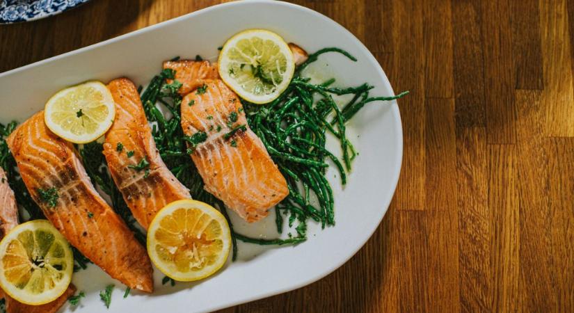 Azonnali termékvisszahívás: veszélyes baktériumot találtak a füstölt lazacban, nehogy megedd!