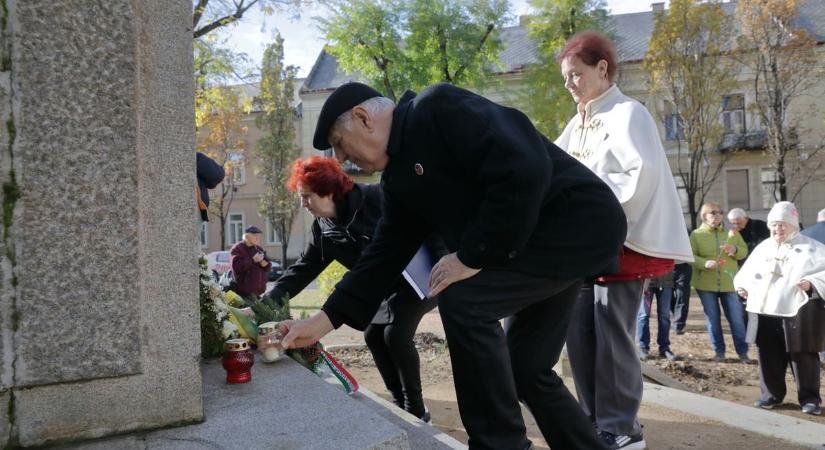 A lángok békés életünk jelentőségére figyelmeztetnek