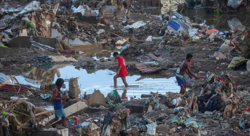 Sárral elöntött falvak, autóroncsok a házak tetején – fotókon a Kalmaegi tájfun által okozott pusztítás