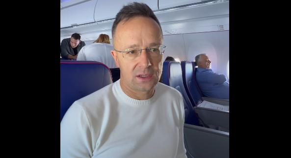 Épp szundított Orbán a repülőgépen, miközben Szijjártó azt fejtegette, miért is mennek Trumphoz
