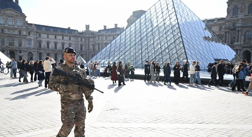 Közösségi médiasztár és egyben volt biztonsági őr a Louvre-rablás frissen őrizetbe vett gyanúsítottja