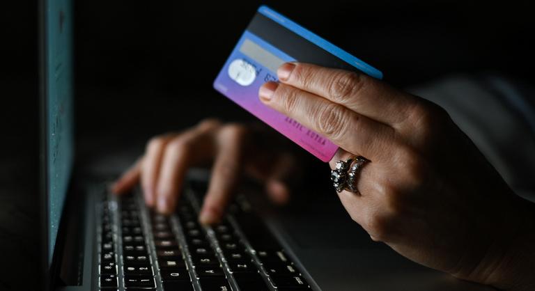 Így veszik el a pénz értéke – őrült összegeket hagynak parlagon heverni a magyarok