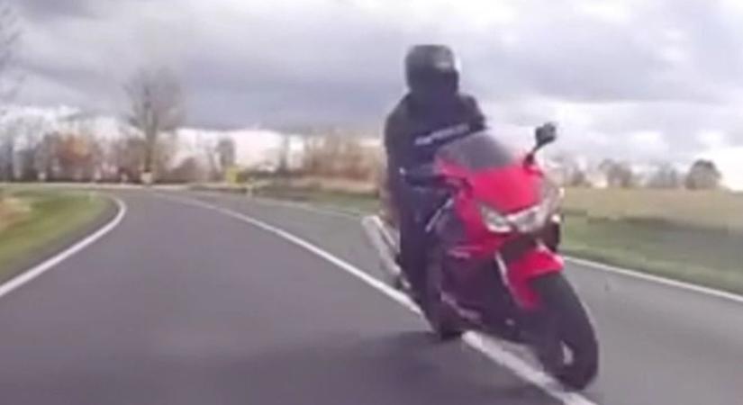 Halálos vakmerőség: rendőrautót előzött a motoros a 82-esen (videó)