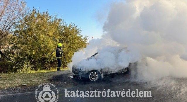Menet közben kigyulladt egy autó Magyarszentmiklósnál