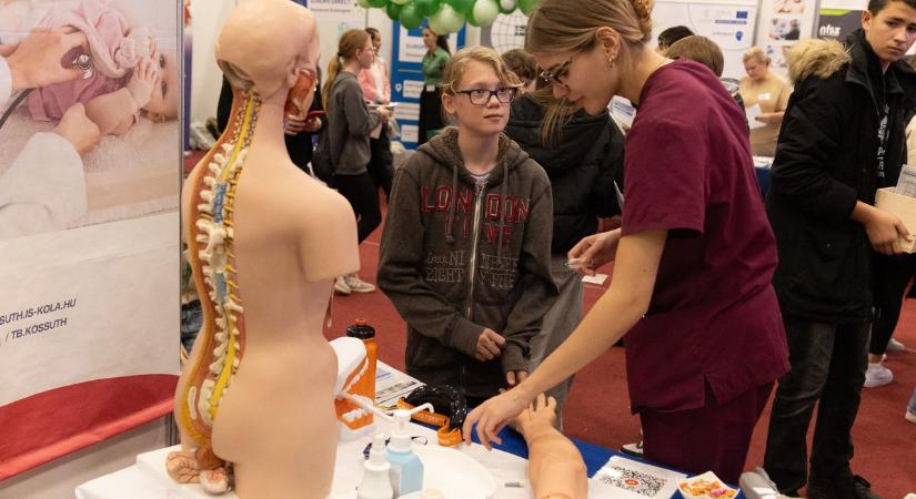 Pályaválasztás testközelből – diákok, tanácsadók és munkaadók találkoztak Tatabányán  galéria, videó