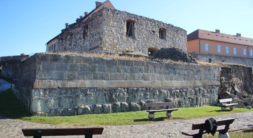 Hatalmas robajra ébredtek az egri vár tövében élők – további omlás is várható