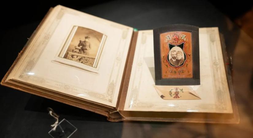 Zenélő fényképalbum a hónap kincse a Nemzeti Múzeumban