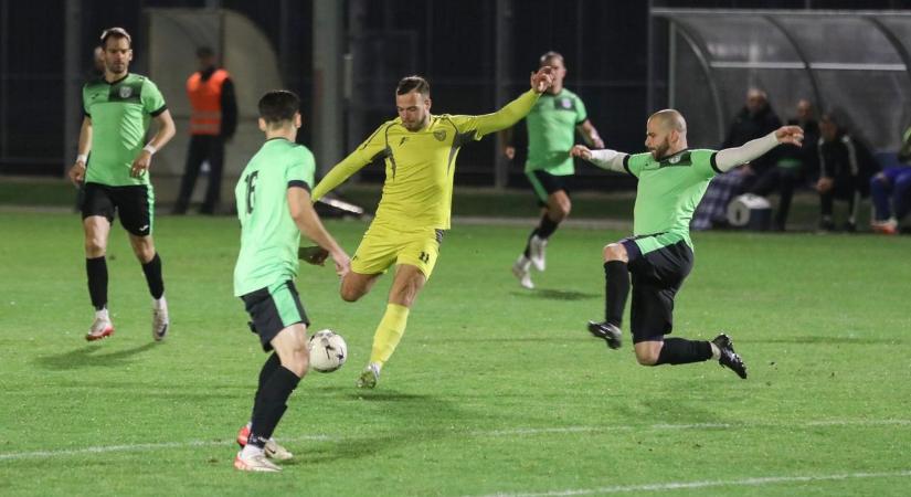 Ijesztő pillanatok a pálya mellett: mentő vitte el a bajnoki előtt a fiatal vasi focistát