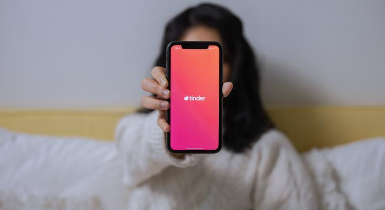 A Tinder AI segédje a képeidben fog turkálni, hogy partnert találhasson neked