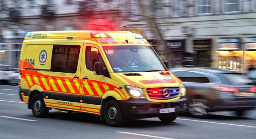 Emeletes busz csapódott egy üzletbe: több mentő a helyszínen