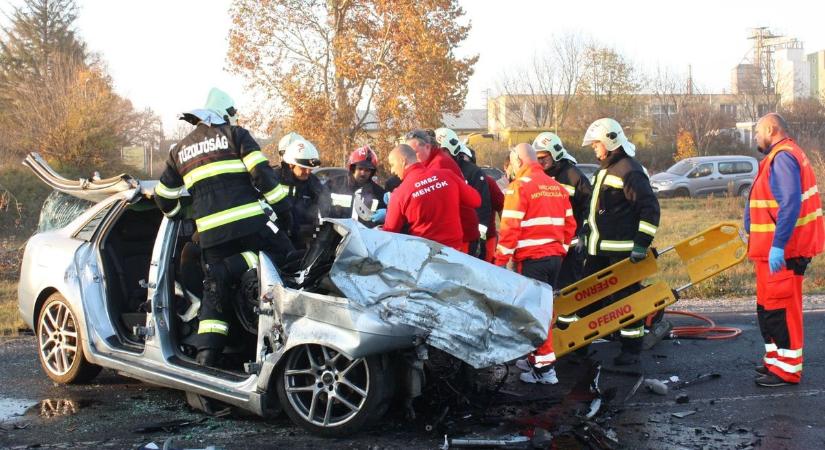 Eddig nem látott felvételek a halálos balesetről - így küzdöttek a tűzoltók a 4-es főúton