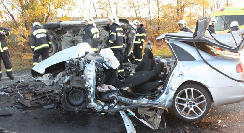 Baleset a 4-esen: autó alá szorult az áldozat