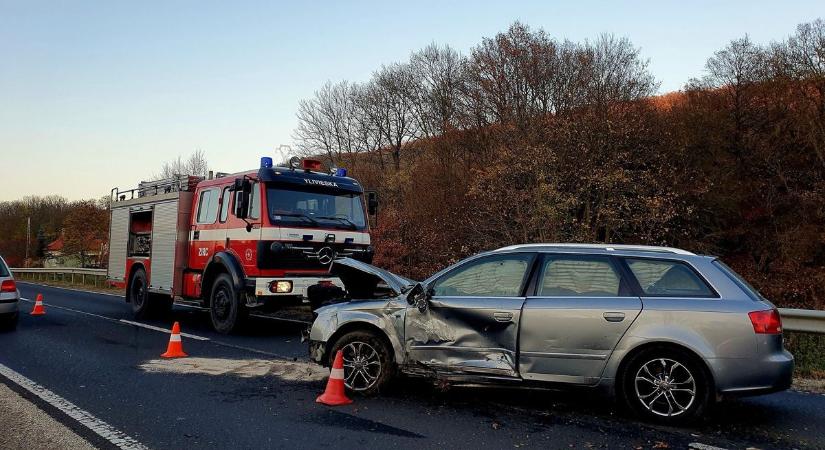 Megdöbbentő helyszíni fotók az eplényi hármas balesetről, információk az autókban utazókról