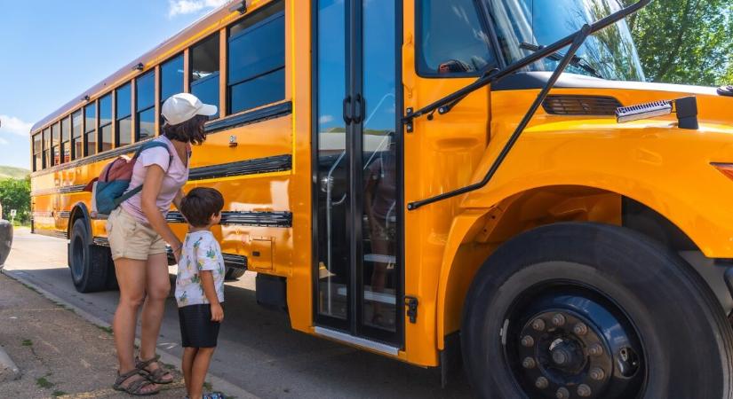 Órákra eltűnt egy nem beszélő 5 éves kisfiú, miután tévedésből feltették az iskolabuszra