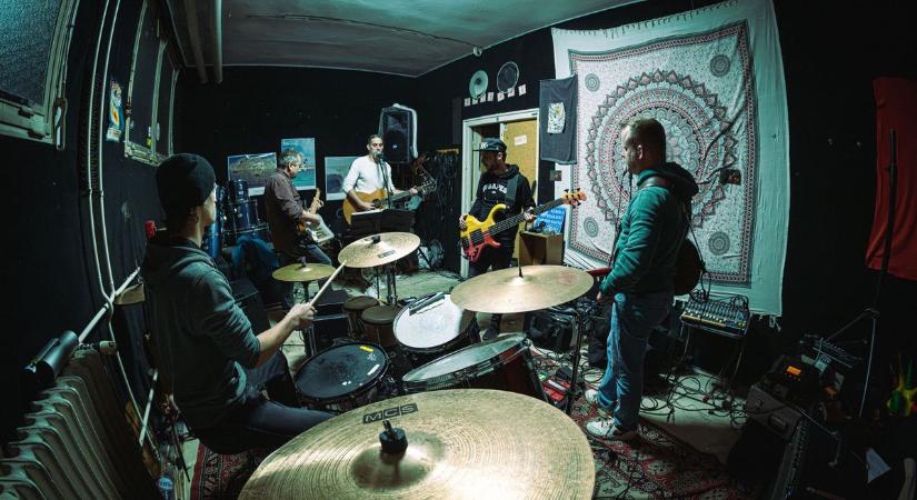 A szenvedély újra színpadon - klubkoncertre készül a soproni zenekar