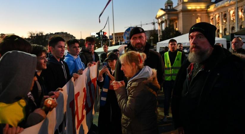 Ma is százával érkeztek a középiskolások, hogy Dijana Hrkát támogassák (Videó)